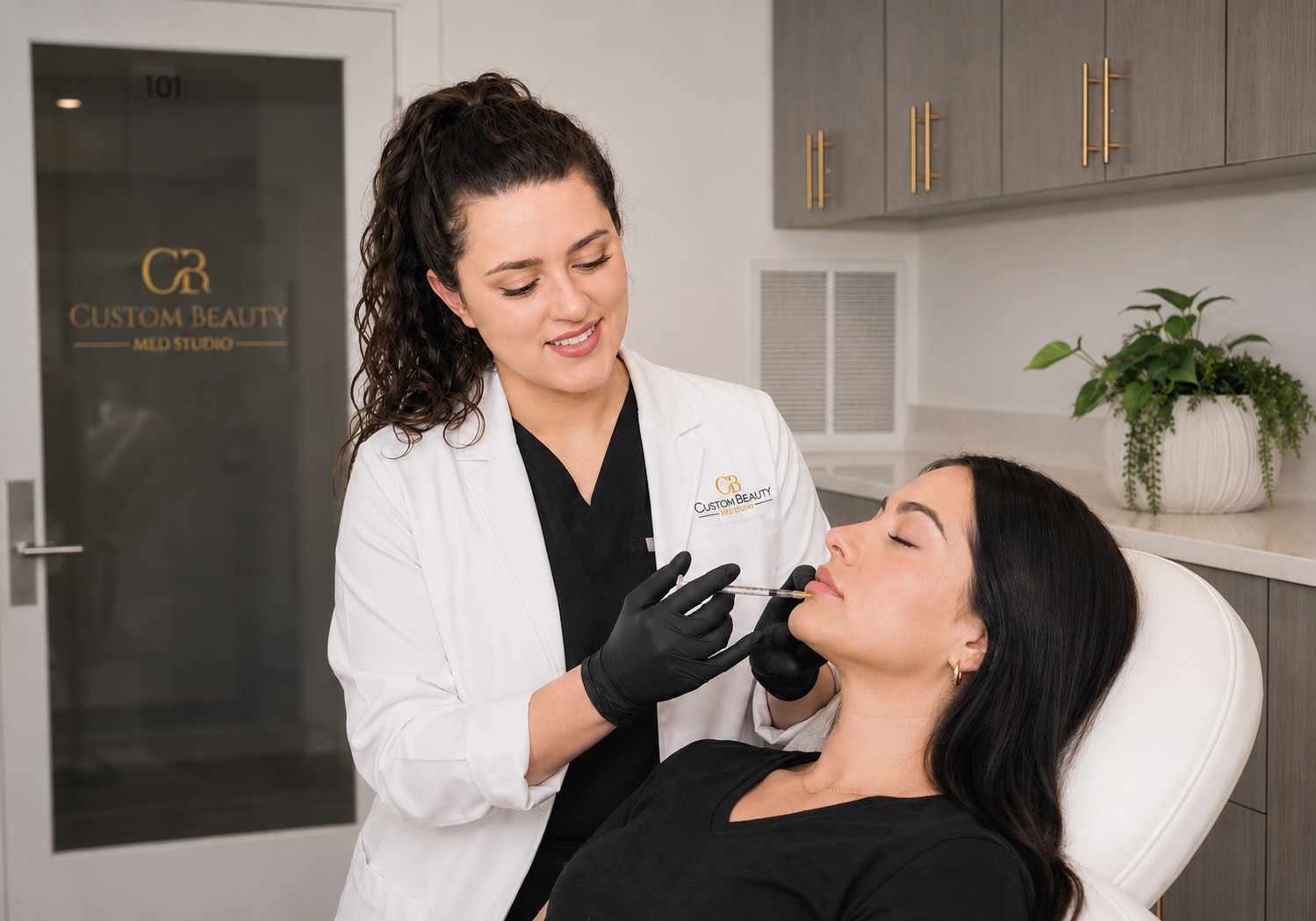 Chelsea Samo-Lipman injecting lip filler in her patient